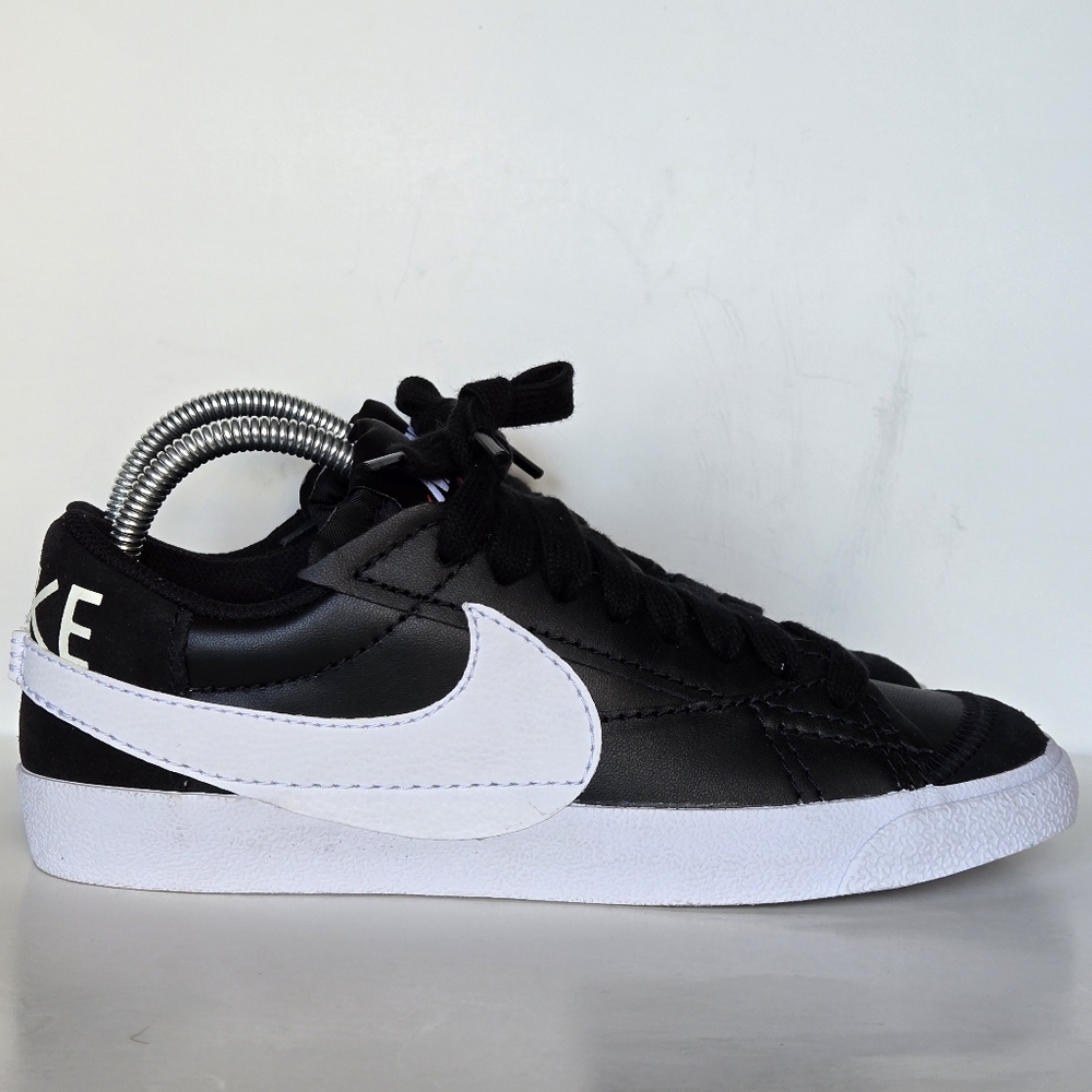 Nike Black and White Athletic Sneakers with Bold Swoosh